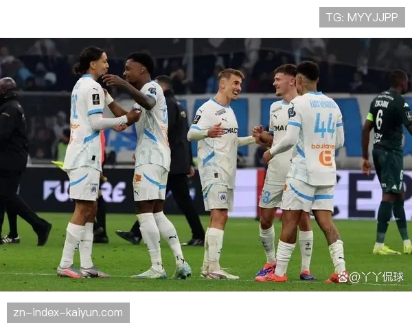 通讯：欧塞尔全队赛后围成一圈，主帅讲话激励队员为保级战斗到底